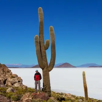 Fotógrafo registrando o pôr do sol na imensidão da Salar de Uyuni