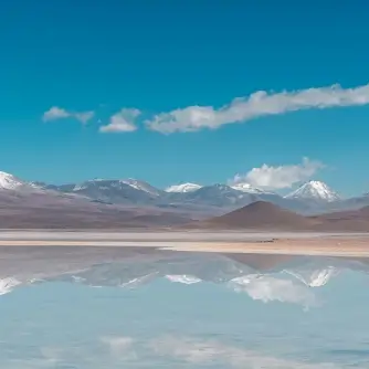 Paisagem refletida na Salar de Uyuni após chuva
